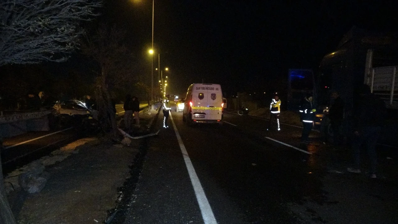 Kilis'te park halindeki tıra çarpan otomobil hurdaya döndü: 2 yaralı