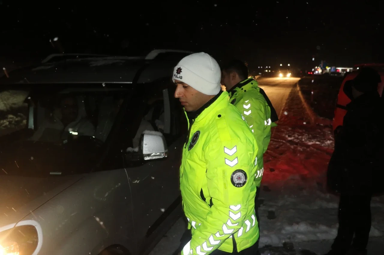 Erzincan'da kar ve tipi nedeniyle Sakaltutan, Kızıldağ ve Ahmediye geçitlerinde yol ulaşıma kapandı