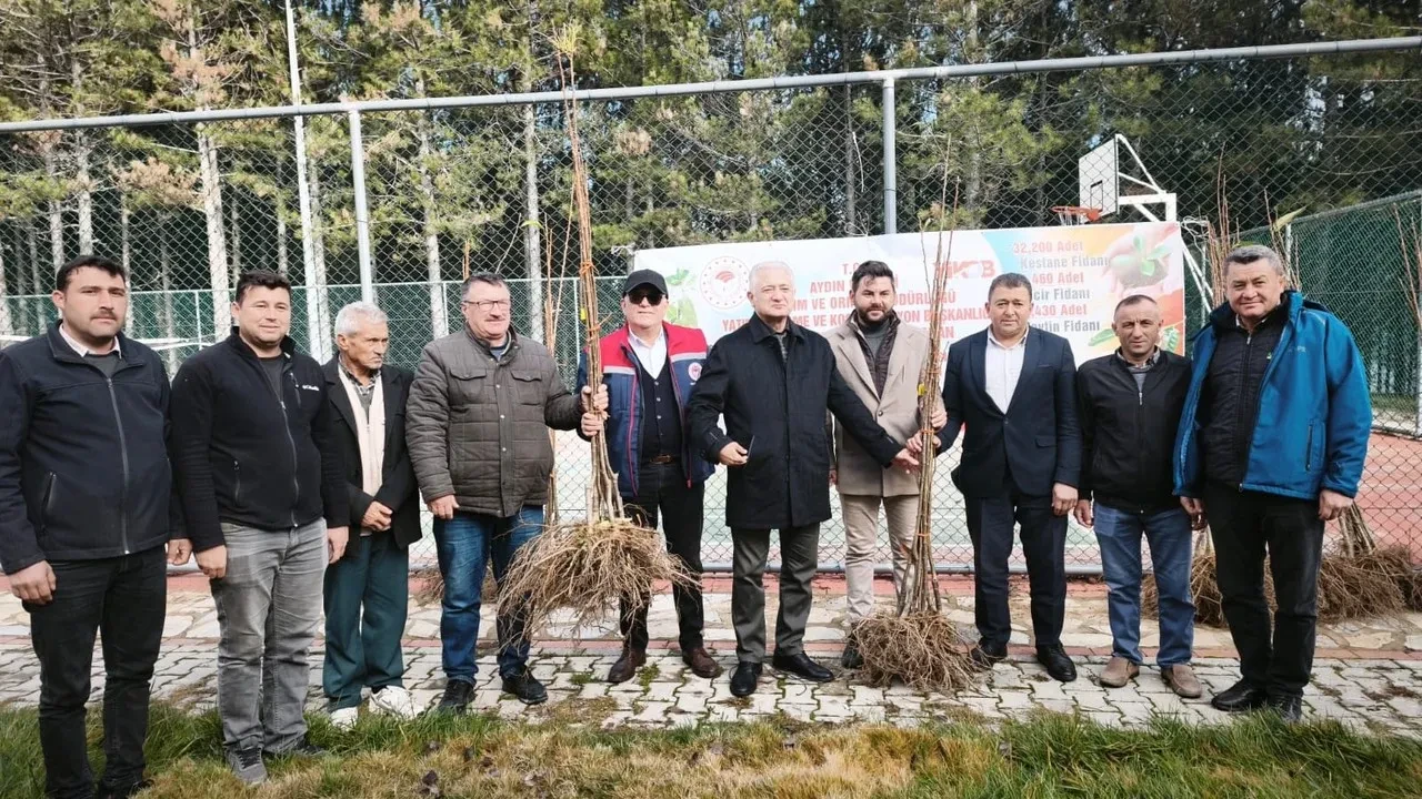 Kuyucak’ta üreticilere 1200 adet kestane fidanı dağıtıldı
