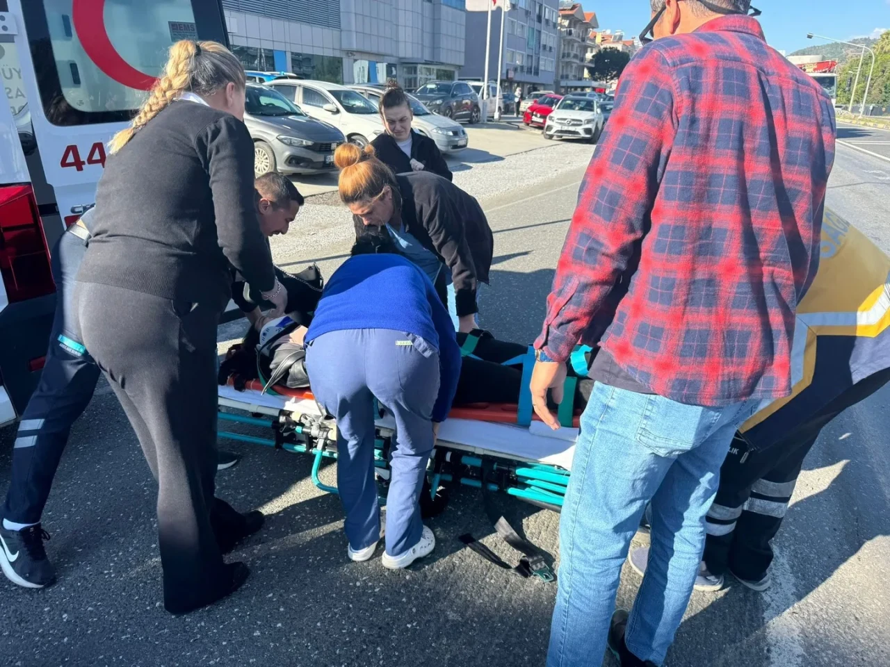 Ortaca’da düşük asfalt kalitesinin neden olduğu motosiklet kazasında 1 yaralı