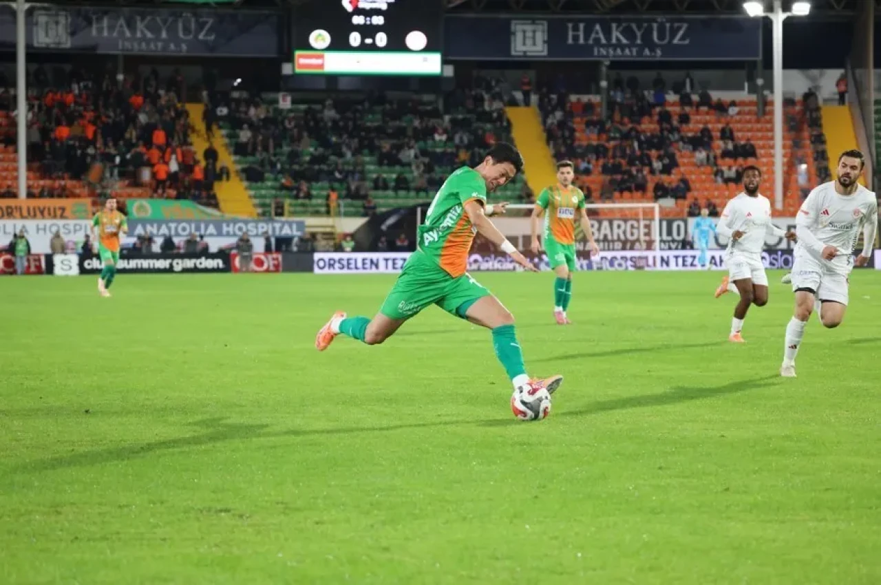 Alanyaspor ile Antalyaspor arasındaki maç ilk yarıda golsüz beraberlikle sonuçlandı