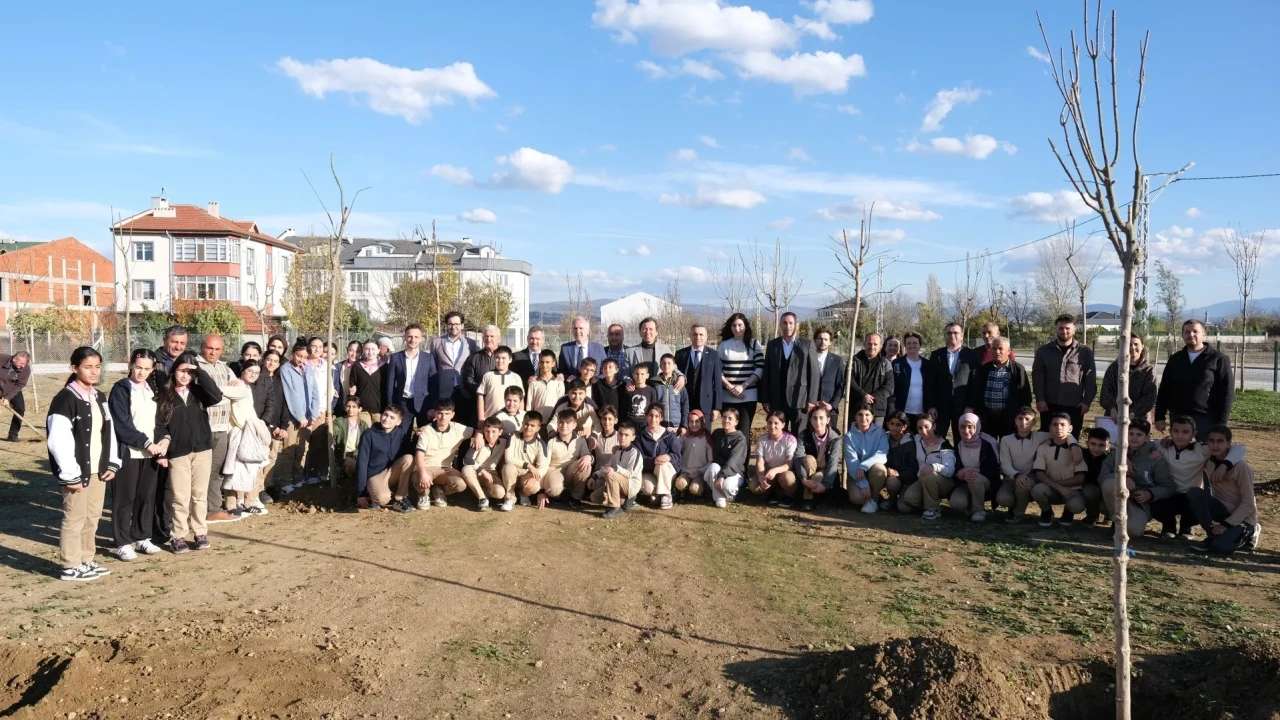 Bursa'nın İnegöl ilçesinde 572 fidan dikilerek 13 dönümlük koruluk alan oluşturuldu