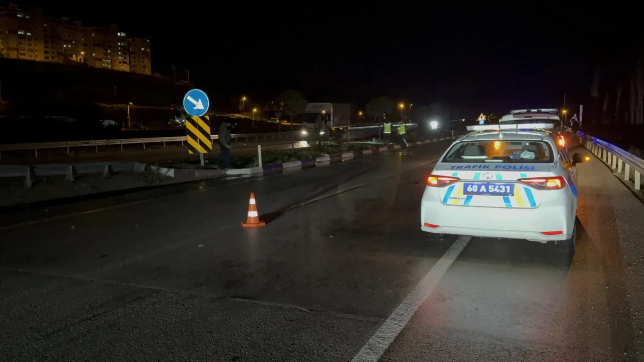 Tokat'ta yolun karşısına geçmek isterken otomobilin çarptığı yaşlı adam hayatını kaybetti