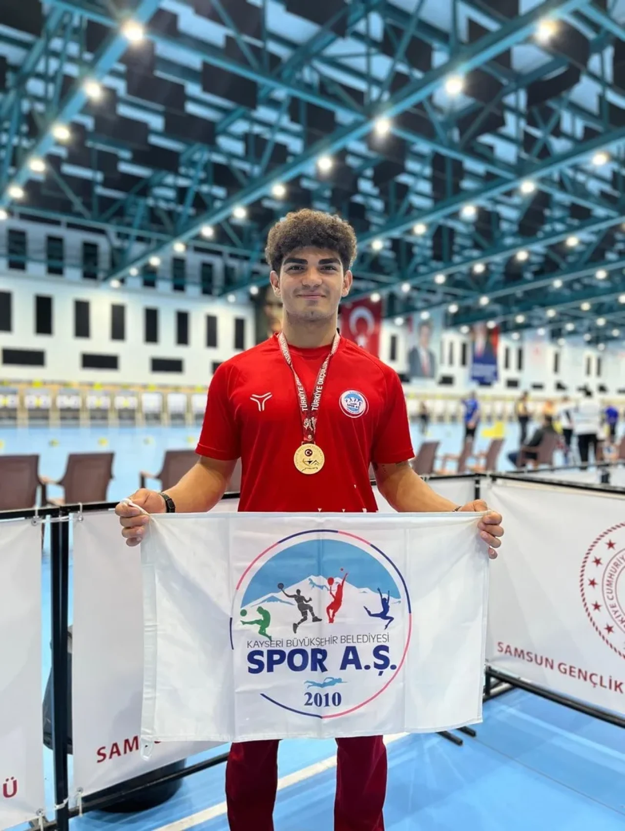 Kayseri'de Spor A.Ş. sporcusu Kutay Tek klasik yay erkekler kategorisinde Türkiye şampiyonu oldu