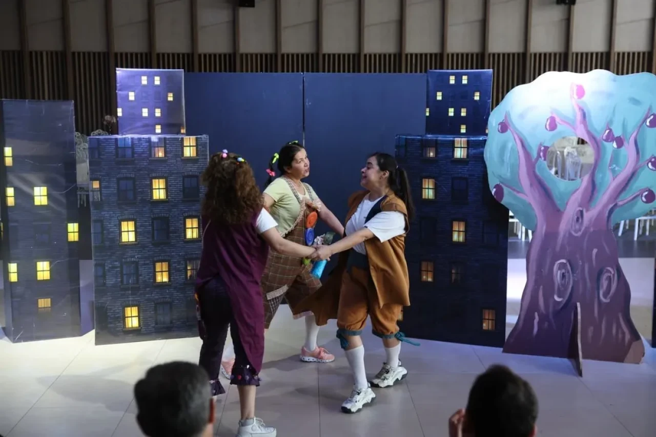 Denizli'de 'Dünyadaki Son Çiçek' oyunu miniklerden büyük beğeni topladı