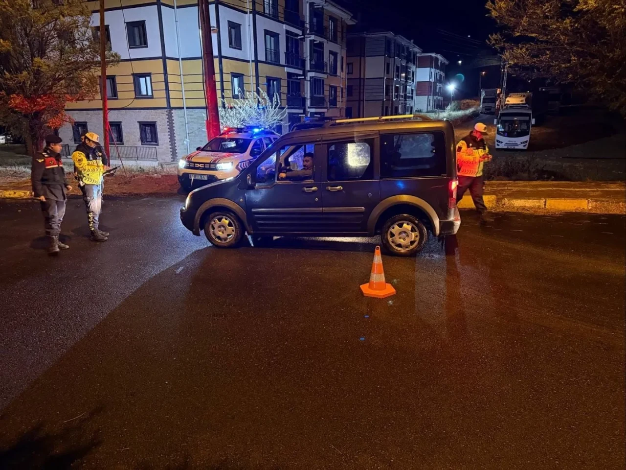 nevşehir'de asayiş uygulamasında bin 465 şahıs ve araç kontrol edildi