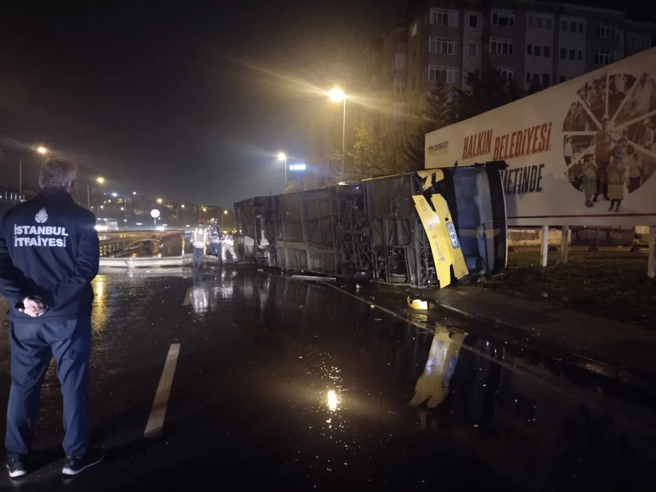Çekmeköy'de kontrolden çıkan otobüs takla atarak yan yola devrildi