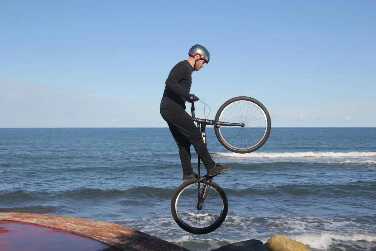 Ordu'da bisiklet tutkunu genç sahildeki kayalıklarda nefes kesen gösteri yaptı