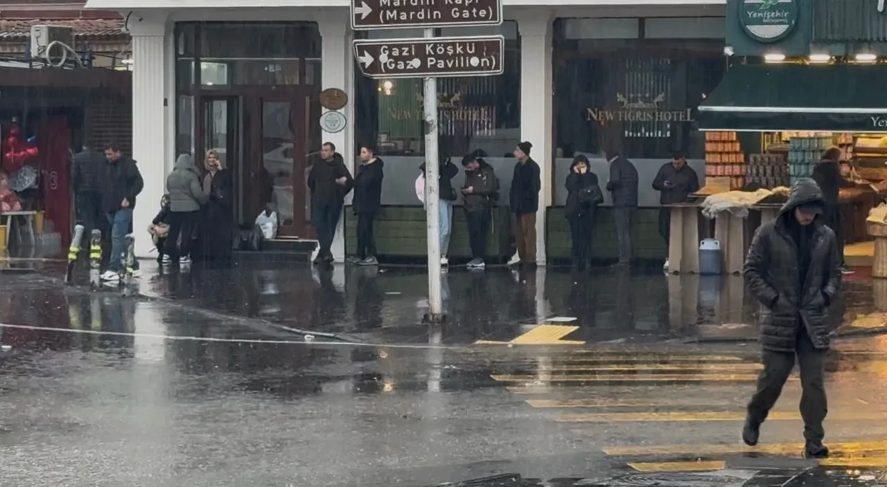 Antalya'da aniden bastıran sağanak hayatı olumsuz etkiledi