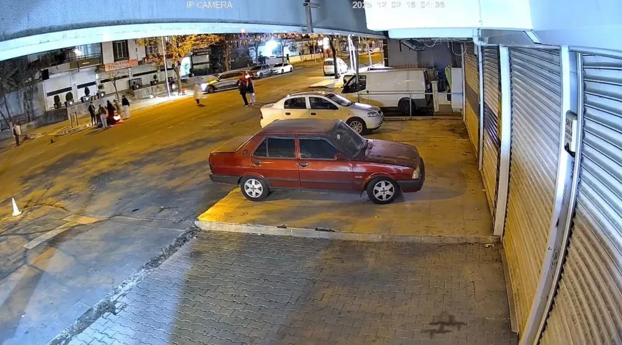 Otomobilin çarptığı motokurye yaralandı, kaza anı kamerada