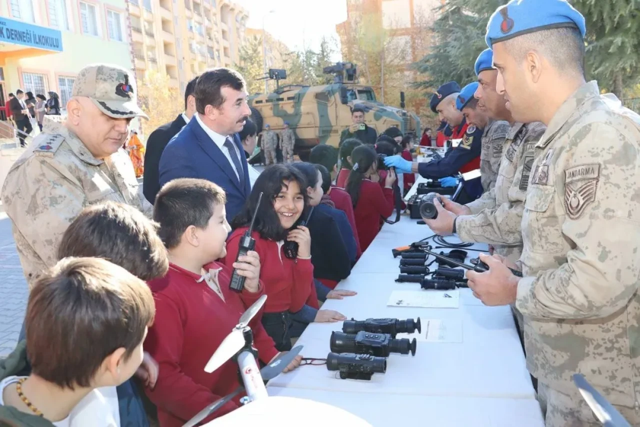 Kilis'te jandarma öğrencilere yerli savunma sanayi araçlarını tanıttı