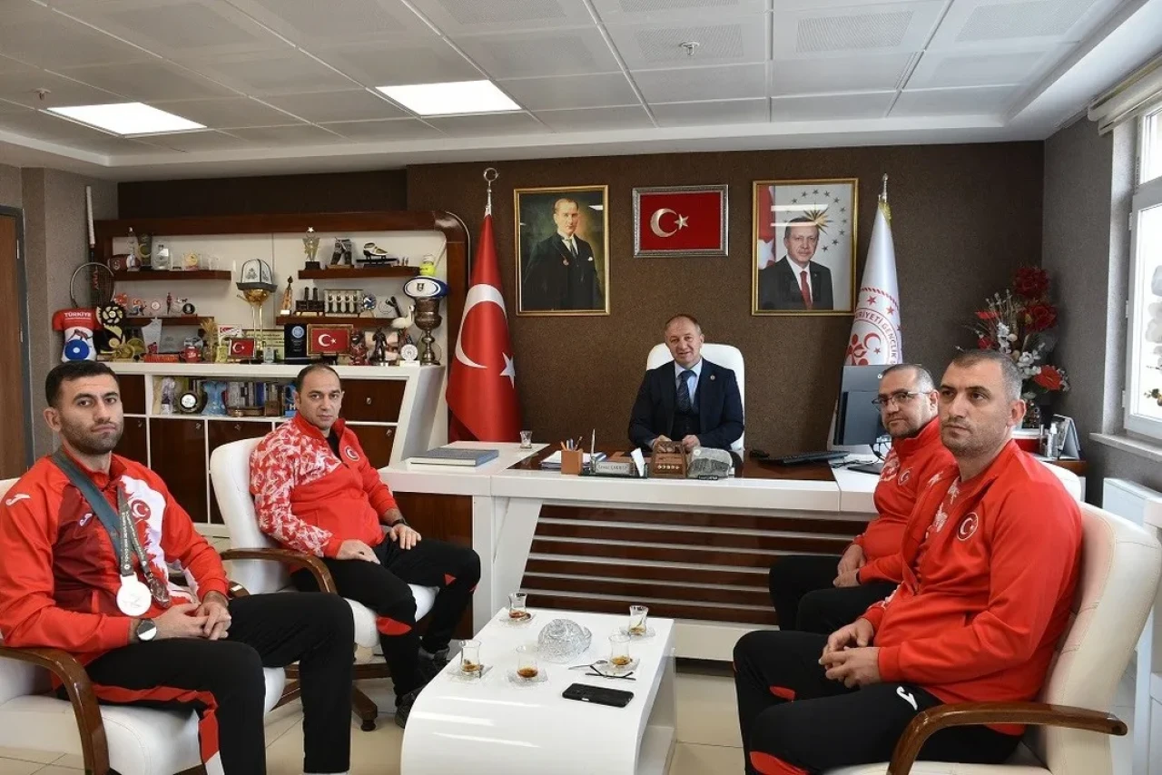 Erzurum’da milli karateci Volkan Kardeşler olimpiyat başarısıyla kutlandı