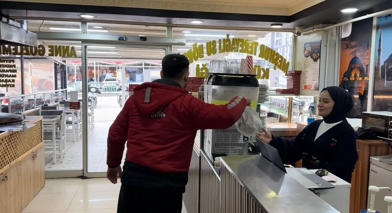 Karabük’te kurye heimlich manevrasıyla boğazına cisim kaçan çocuğu kurtardı