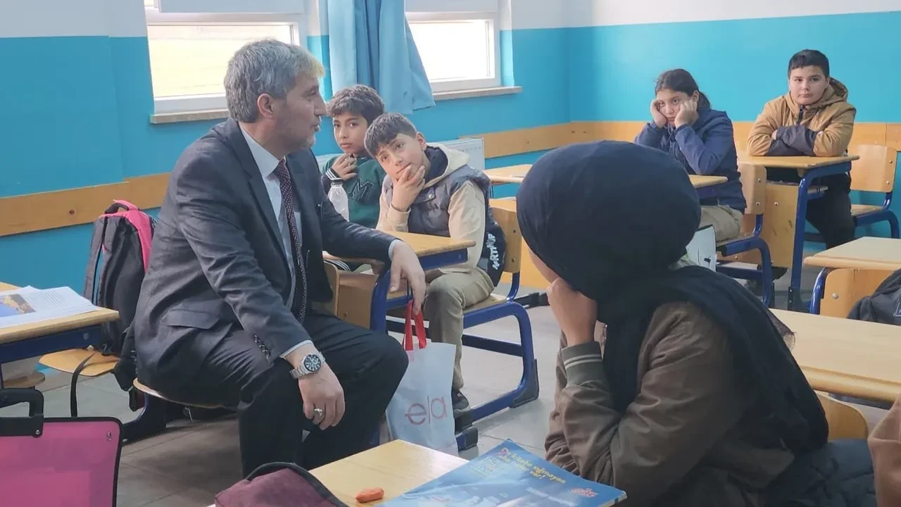 Kütahya'da millî eğitim müdürü Yılmaz öğrenci ve öğretmenlerle bir araya geldi