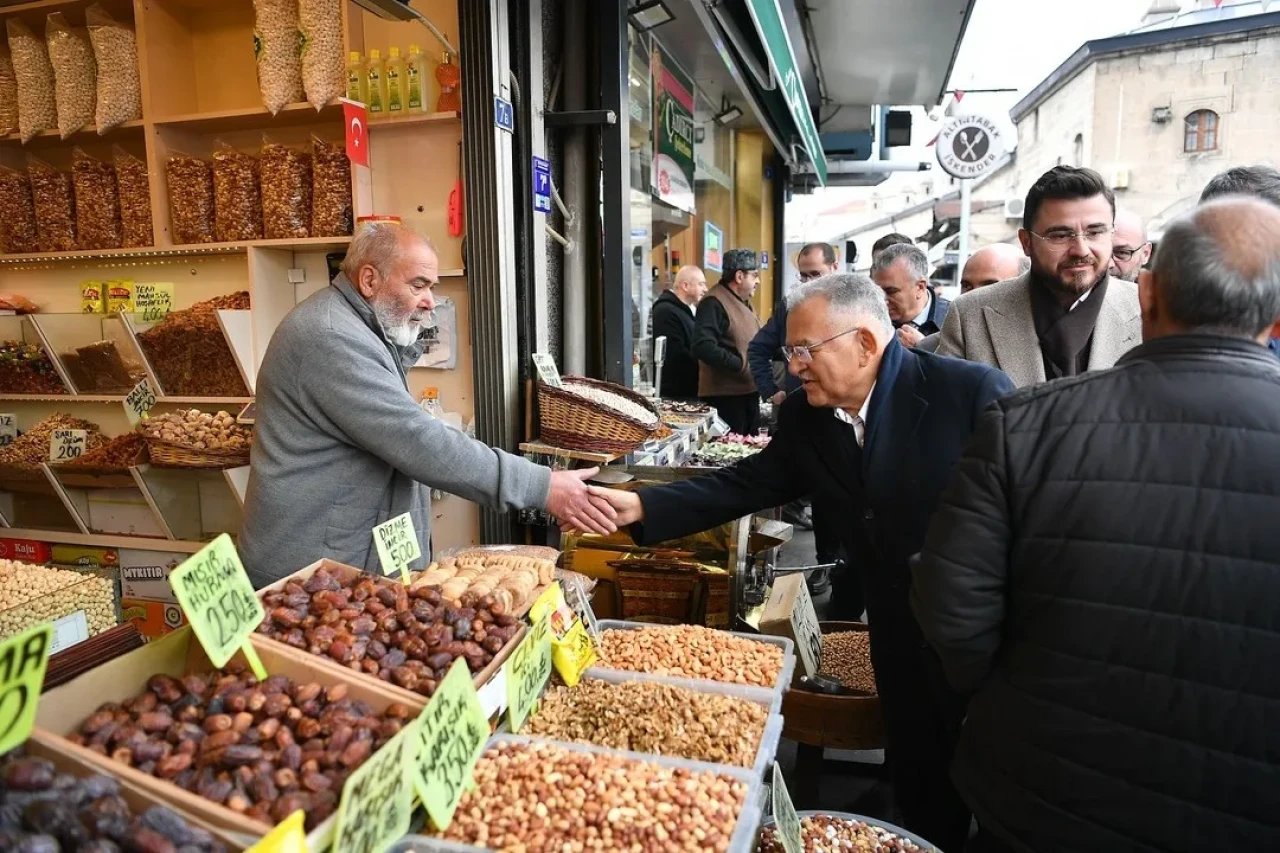 Kayseri'de Başkan Büyükkılıç Camikebir'de esnaf ziyaretinde vatandaşlarla buluştu