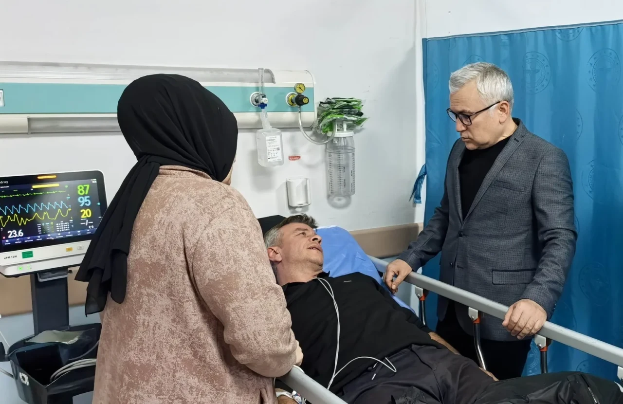 Sivas'ın Zara ilçesinde cezaevi otobüsü kaza yaptı, Vali Şimşek yaralıları ziyaret etti