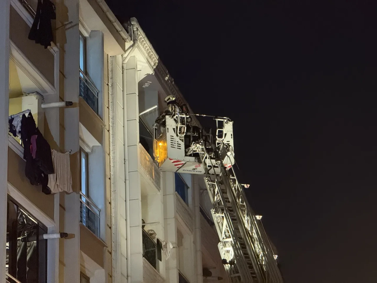 Esenyurt'ta 5 katlı binada çıkan yangın itfaiye müdahalesiyle kontrol altına alındı