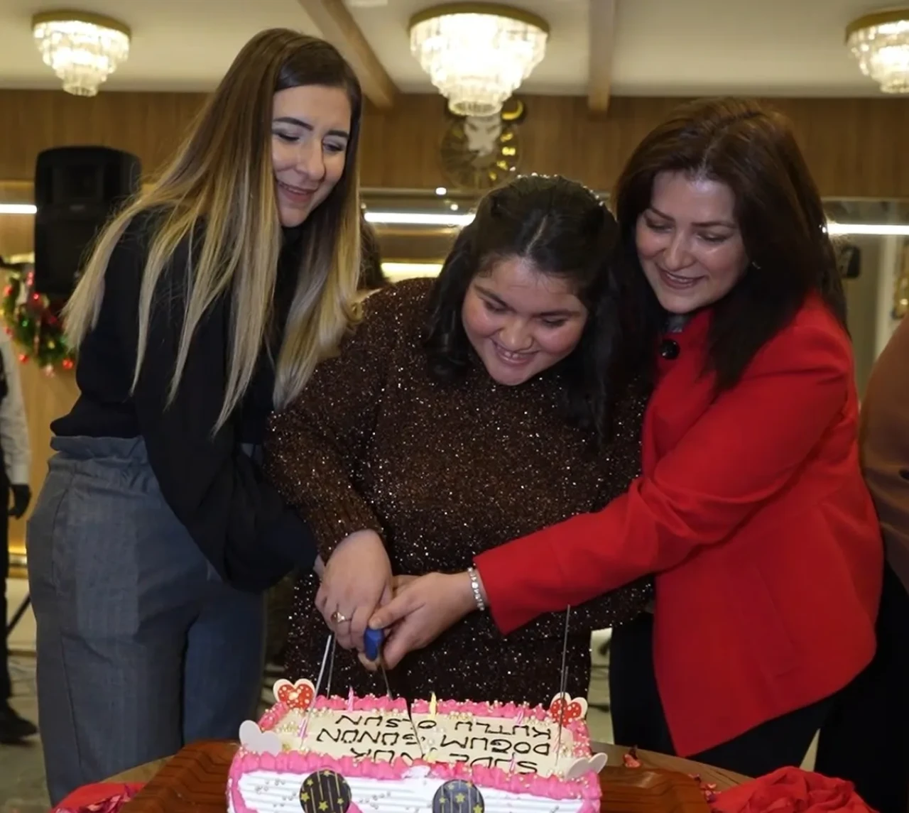 Kırıkkale’de epilepsi hastası Sudenur için gönüllü kadınlar tarafından doğum günü sürprizi yapıldı