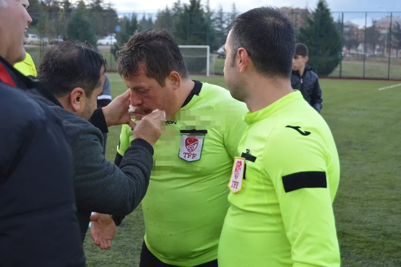 Eskişehir’de hakeme saldırı anı kameralara yansıdı