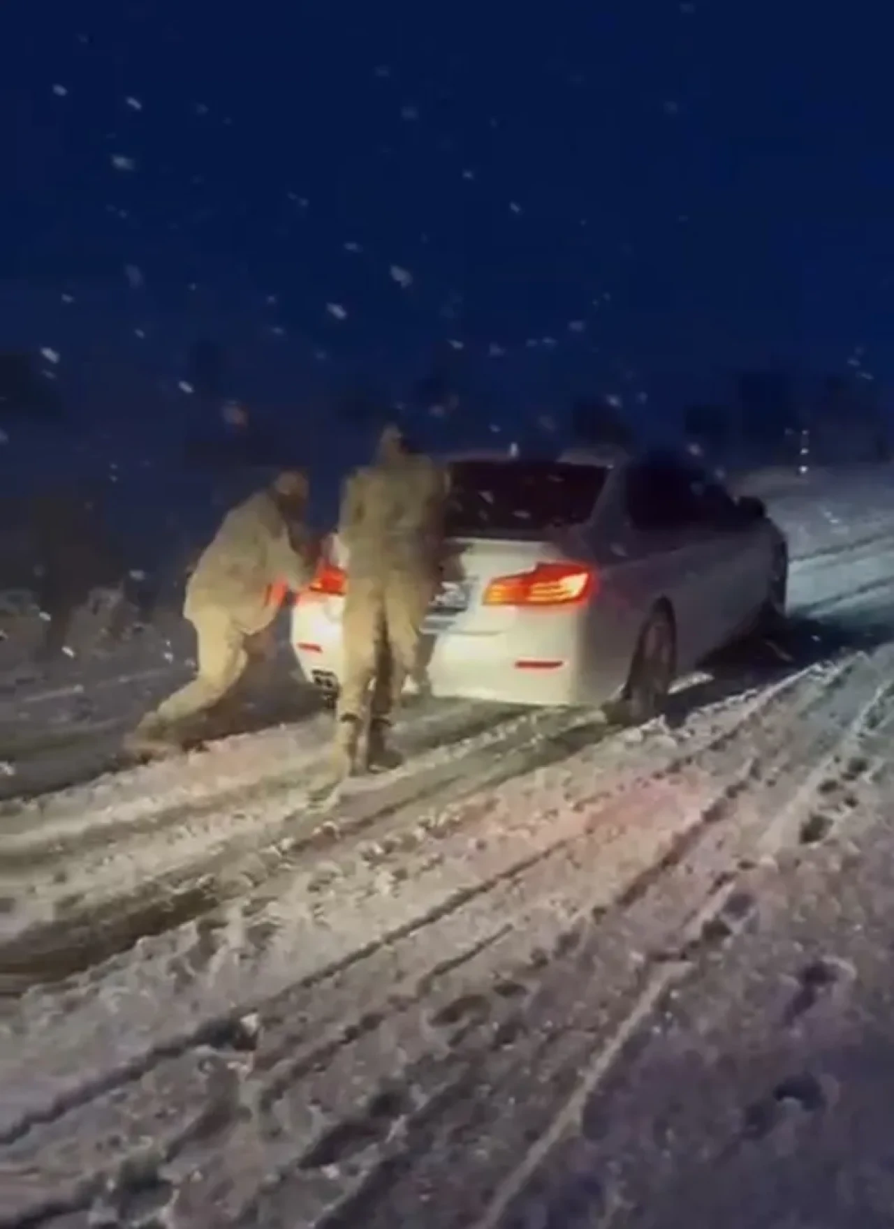 Muş-Bulanık yolunda kar yağışı nedeniyle mahsur kalan araçlar jandarma tarafından kurtarıldı