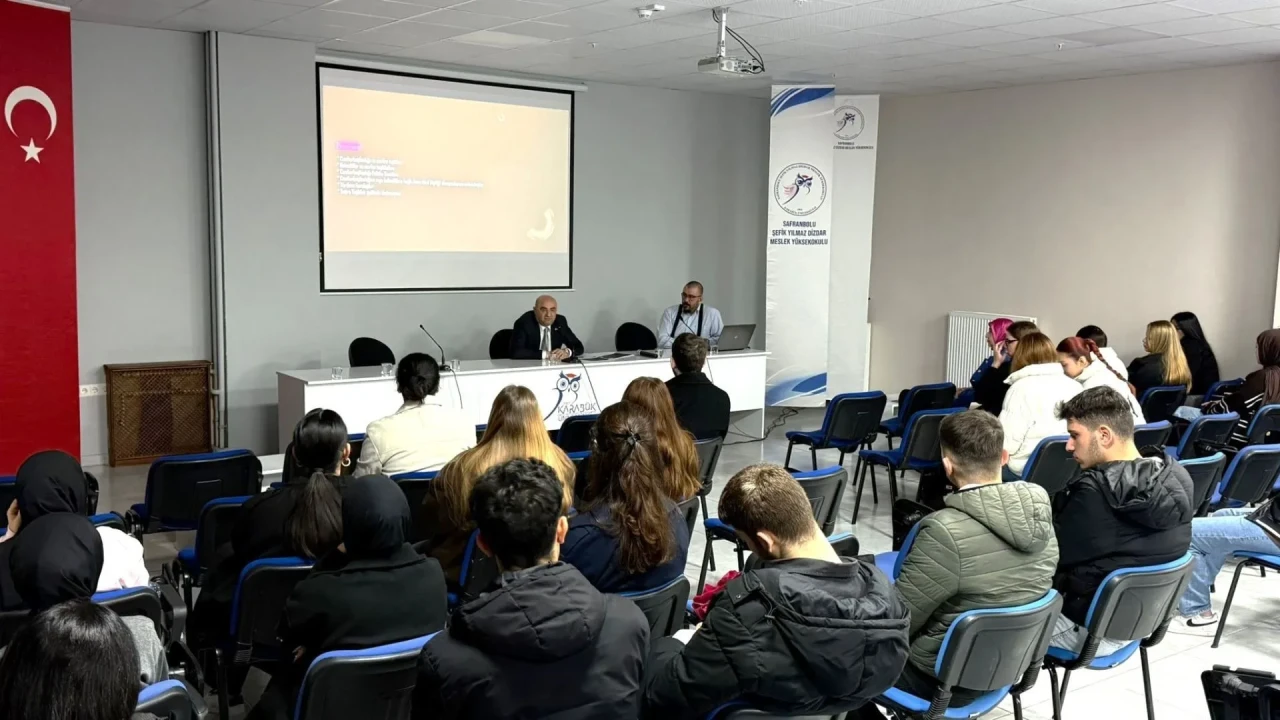 Karabük Üniversitesi’nde kamu yönetimi dersine Safranbolu Kaymakamı konuk oldu