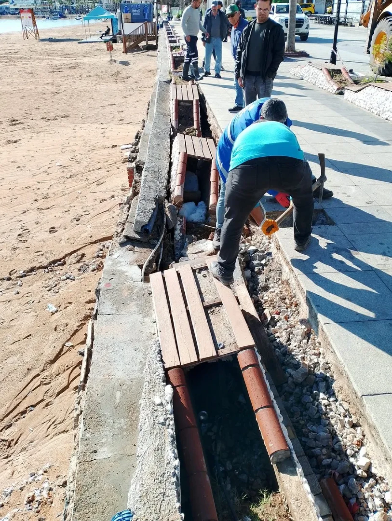 Didim'de şiddetli yağış sonrası Aydın Büyükşehir Belediyesi ekipleri Altınkum'da onarım çalışması yapıyor
