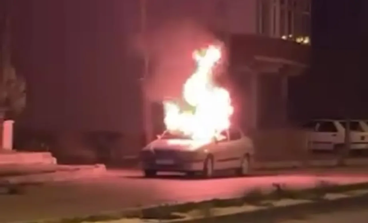 Amasya’da seyir halindeki otomobil hastane karşısında alev aldı