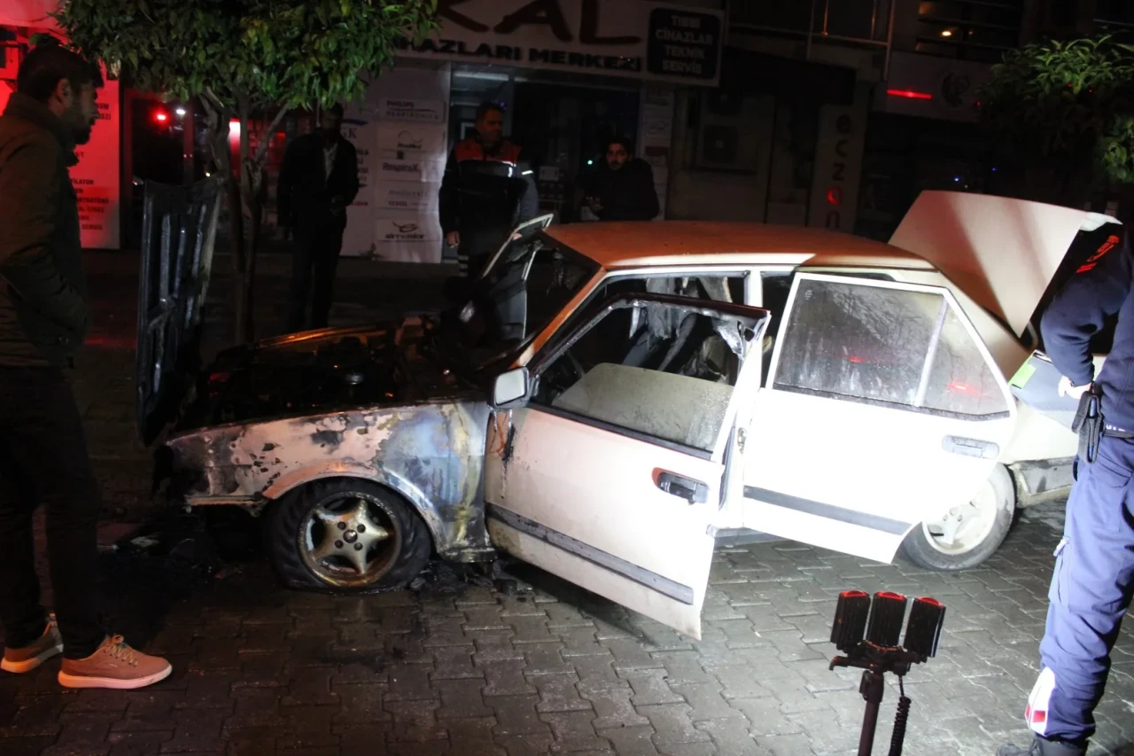 Aydın'da park halindeki otomobil yangın sonucu küle döndü