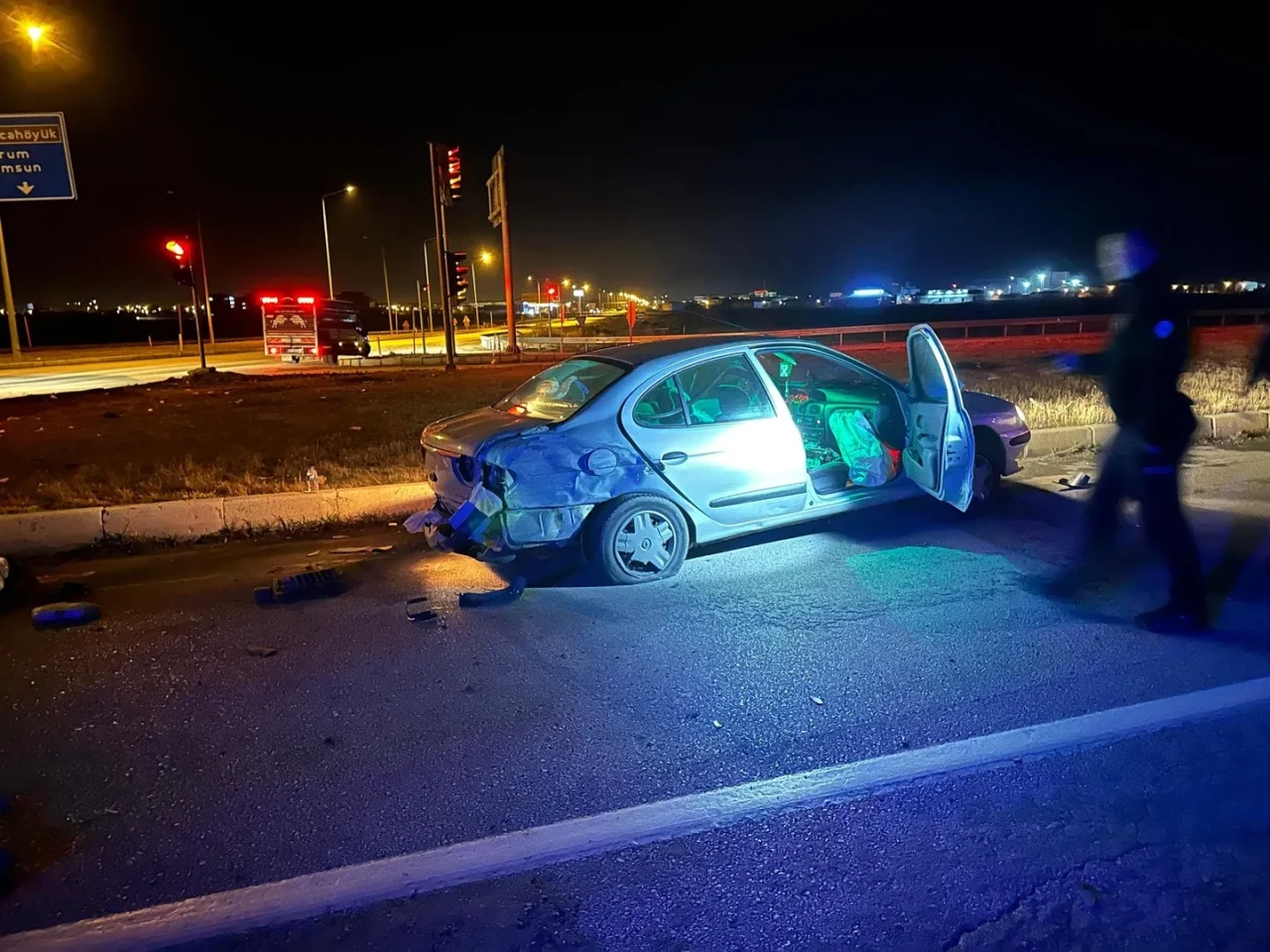 Çorum'un Alaca ilçesinde kırmızı ışık ihlali yapan otomobil ile tır çarpıştı