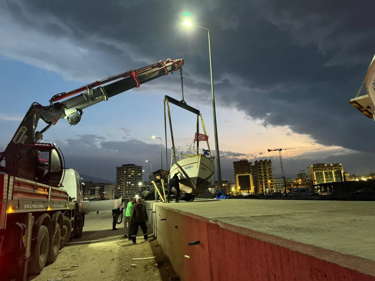 Hatay'da şiddetli fırtına nedeniyle 5 tekne ve 1 yat alabora oldu