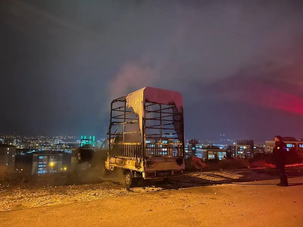 Niğde'de park halindeki kamyonette çıkan yangın itfaiye ekiplerince söndürüldü