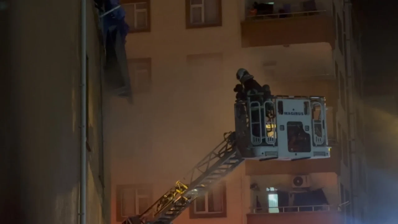 Rize'de çay toplama makinesi deposunda yangın çıktı