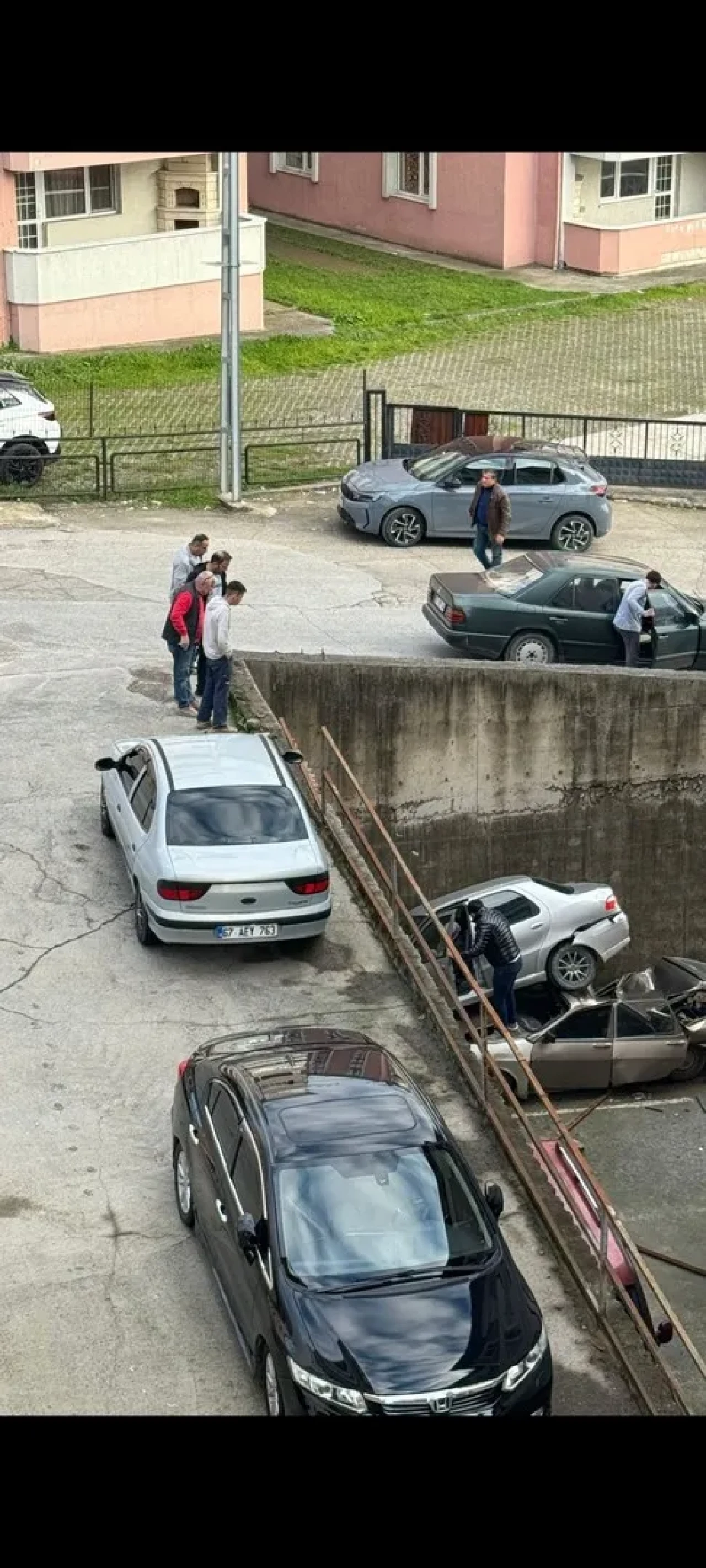 Zonguldak'ın Alaplı ilçesinde rampada geriye kayan otomobil 8 metreden düştü