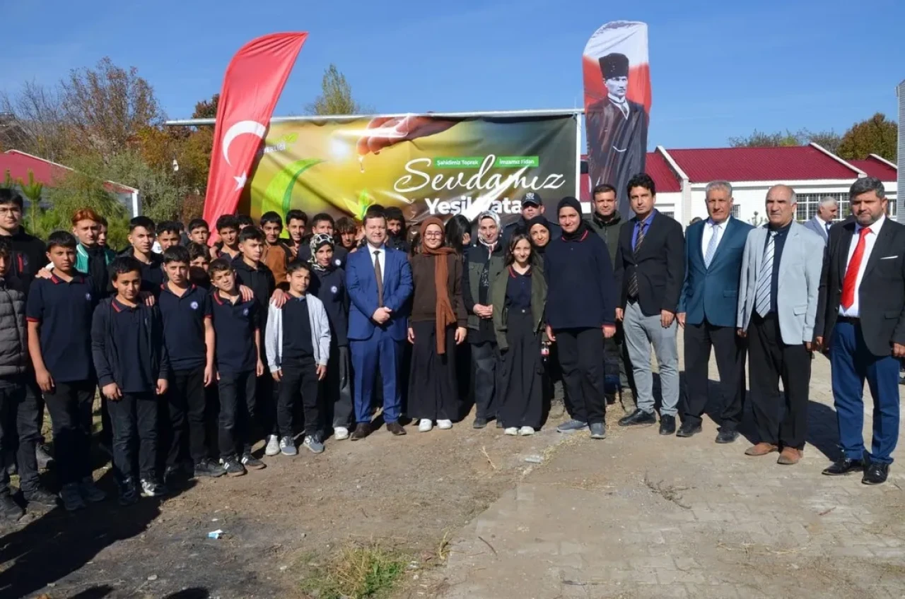 Tatvan'da okul bahçelerine bin 200 fidan dikildi