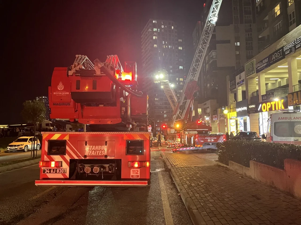 Başakşehir'de restoran yangınında mahsur kalanlar itfaiye tarafından kurtarıldı