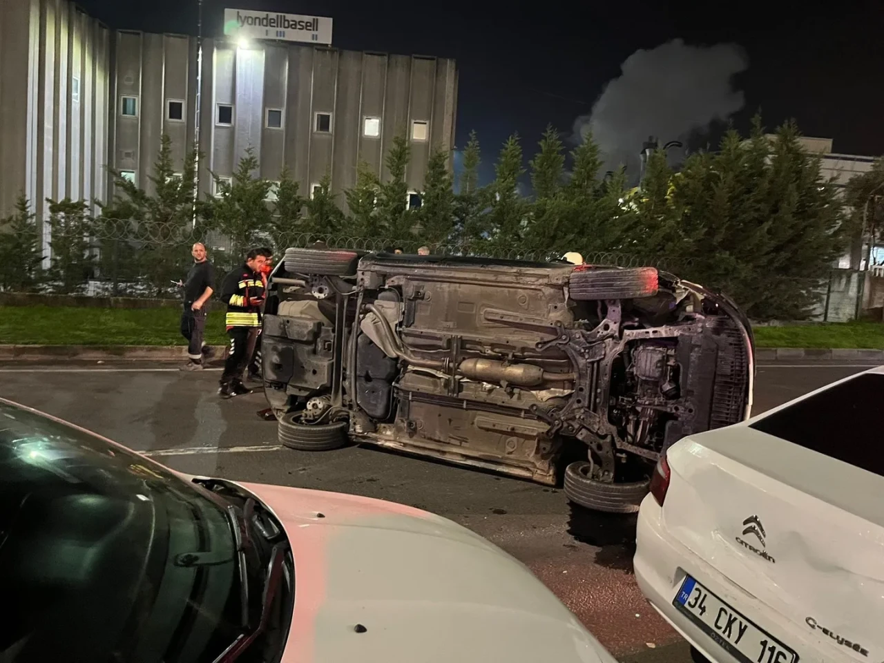 Tekirdağ'ın Çerkezköy ilçesinde alkollü sürücünün kontrolünden çıkan otomobil park halindeki araçlara çarpıp yandı