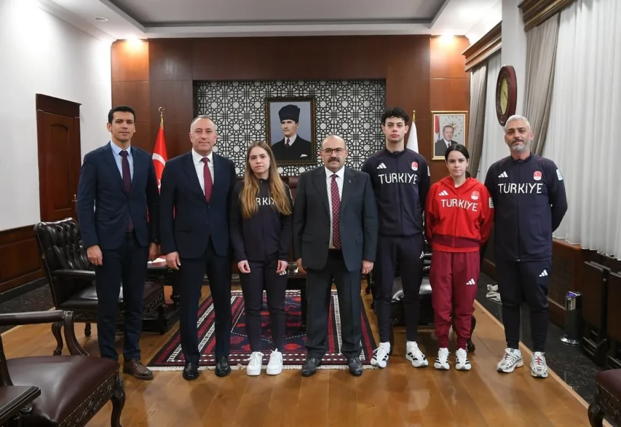 Balıkesirli sporcular Riyad 2025’teki başarıları için Vali Ustaoğlu’ndan tebrik aldı