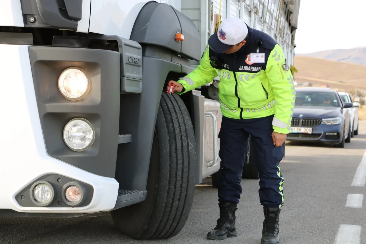 Bayburt’ta jandarma ekipleri araçların lastik ve donanımlarını denetledi