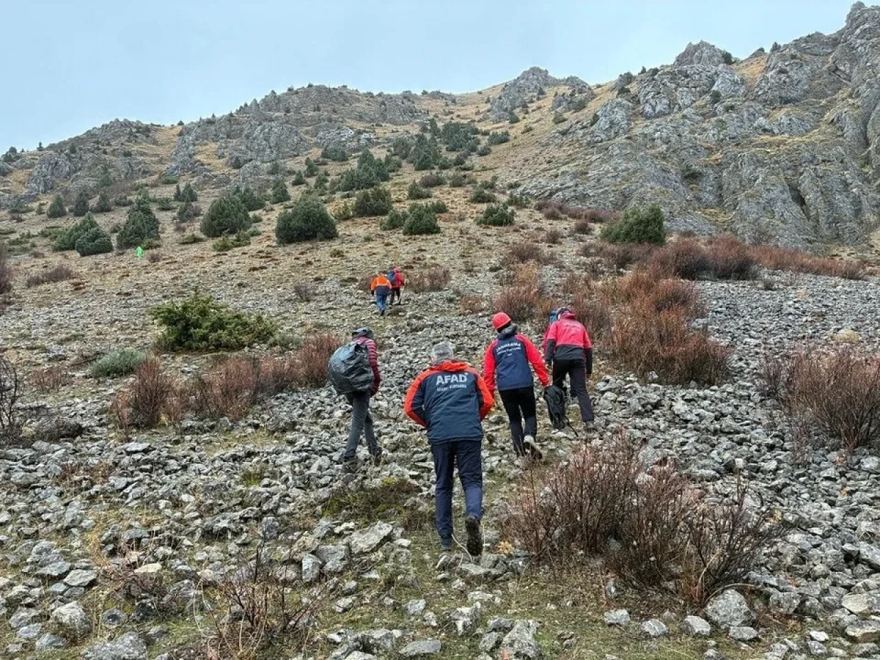 Erzincan’da kayalıklarda mahsur kalan keçiler JAK ve AFAD ekipleri tarafından kurtarıldı