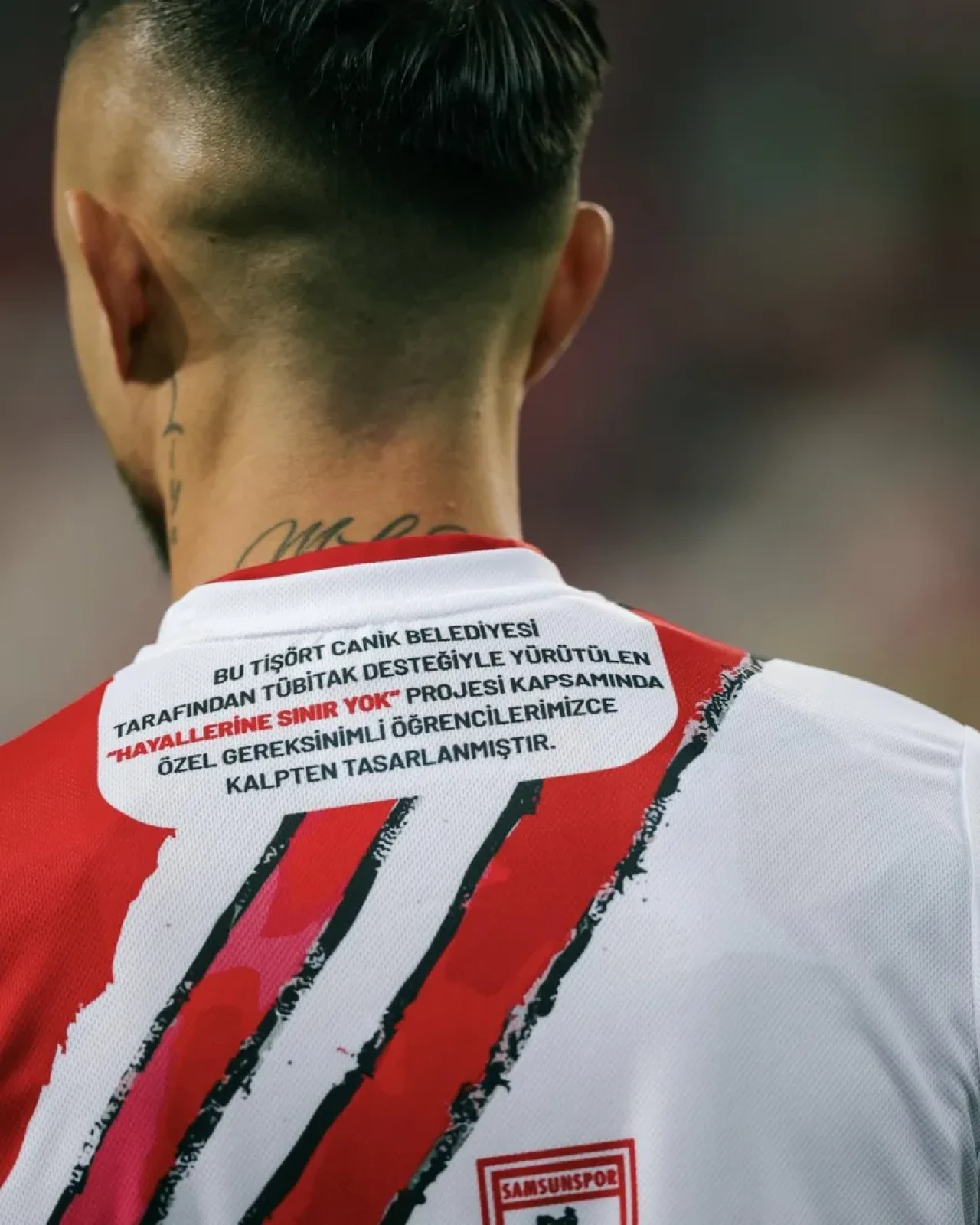 Samsunspor futbolcuları özel çocukların tasarladığı formalarla sahaya çıktı