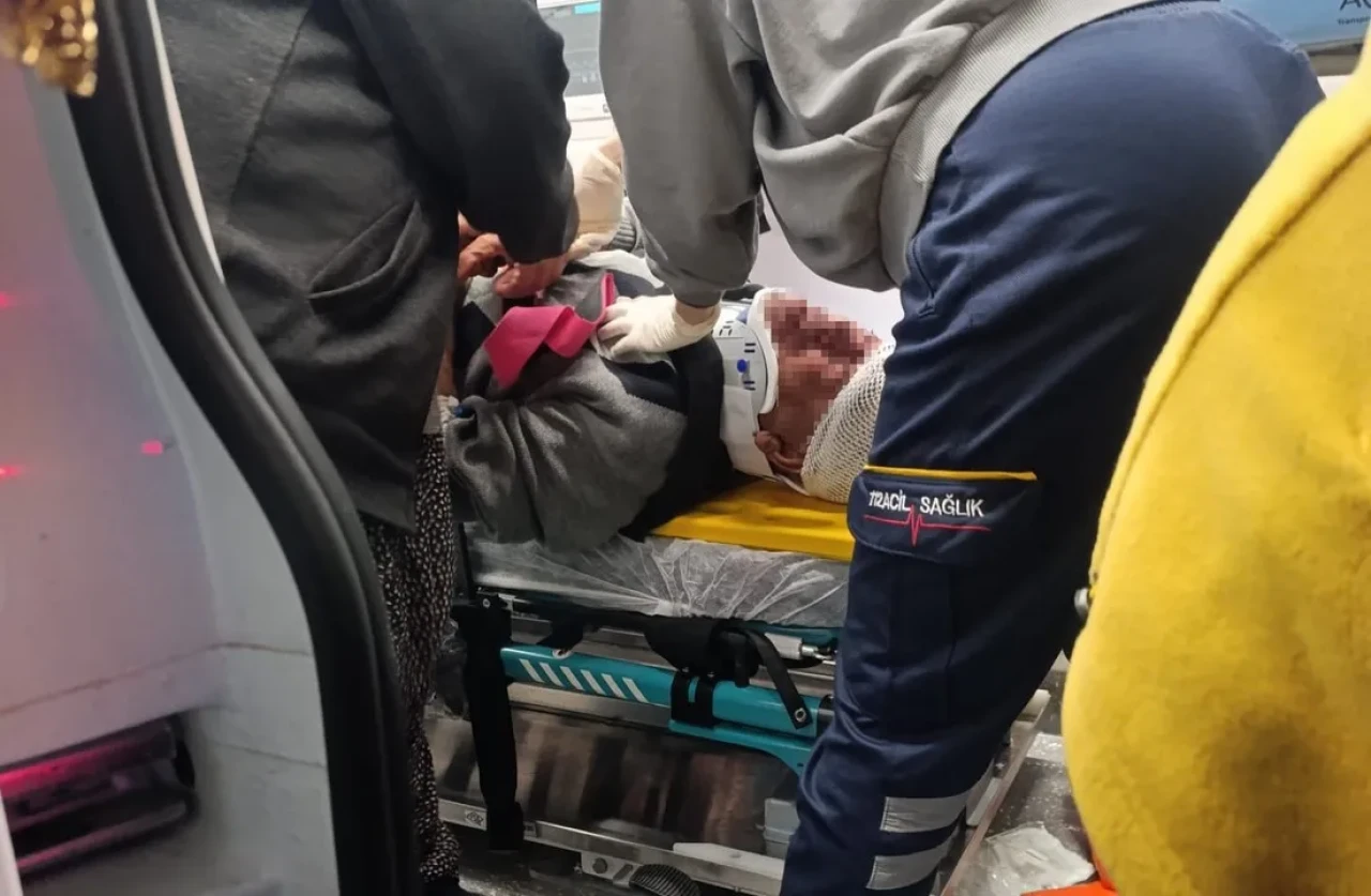 Osmaniye’nin Düziçi ilçesinde yolun karşısına geçmek isteyen yaşlı adama otomobil çarptı