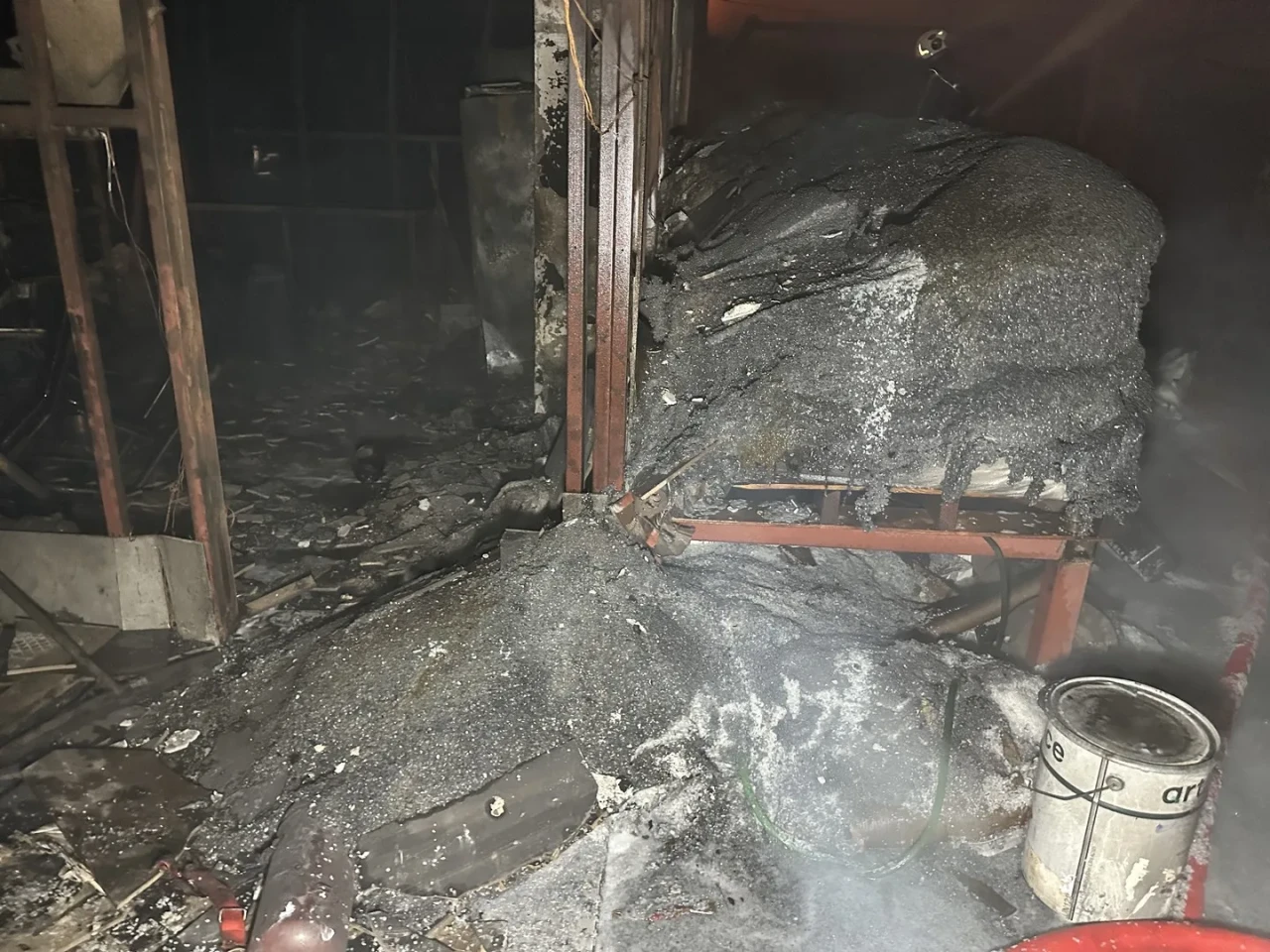 Uşak'ta poşet fabrikasında çıkan yangın itfaiye ekiplerince söndürüldü