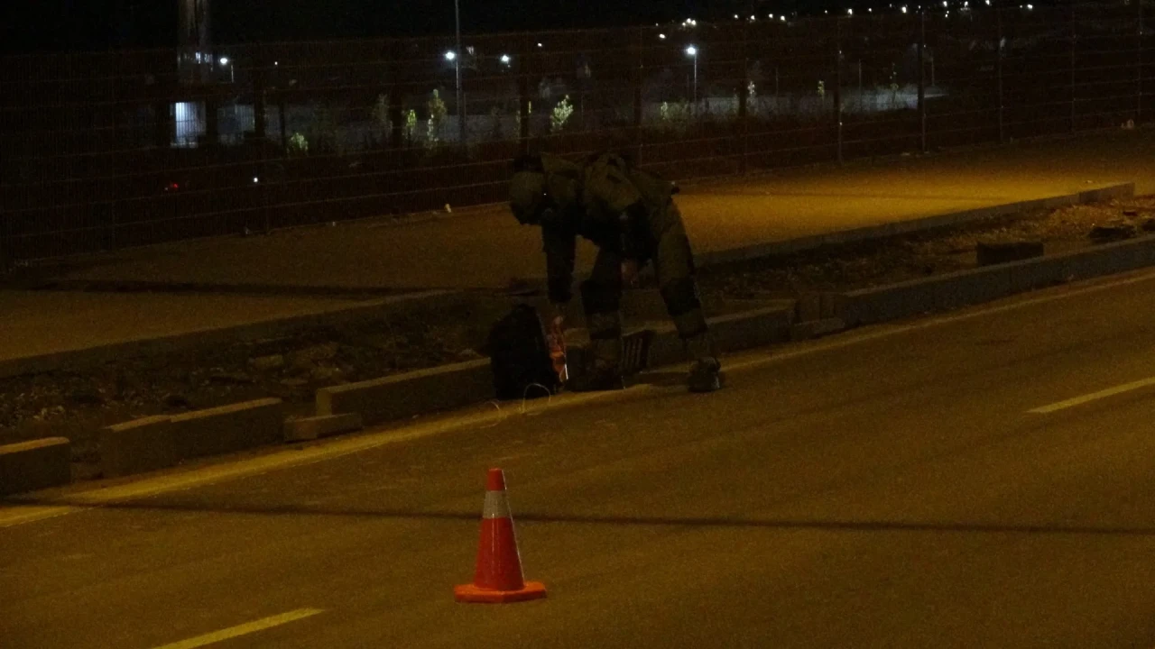 Malatya'da şüpheli çanta bomba imha uzmanları tarafından fünyeyle patlatıldı
