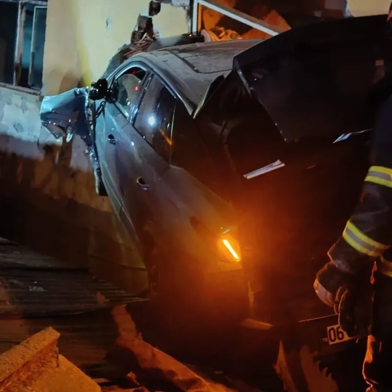 Bolu'nun Gerede ilçesinde kontrolden çıkan otomobil bina duvarına çarptı