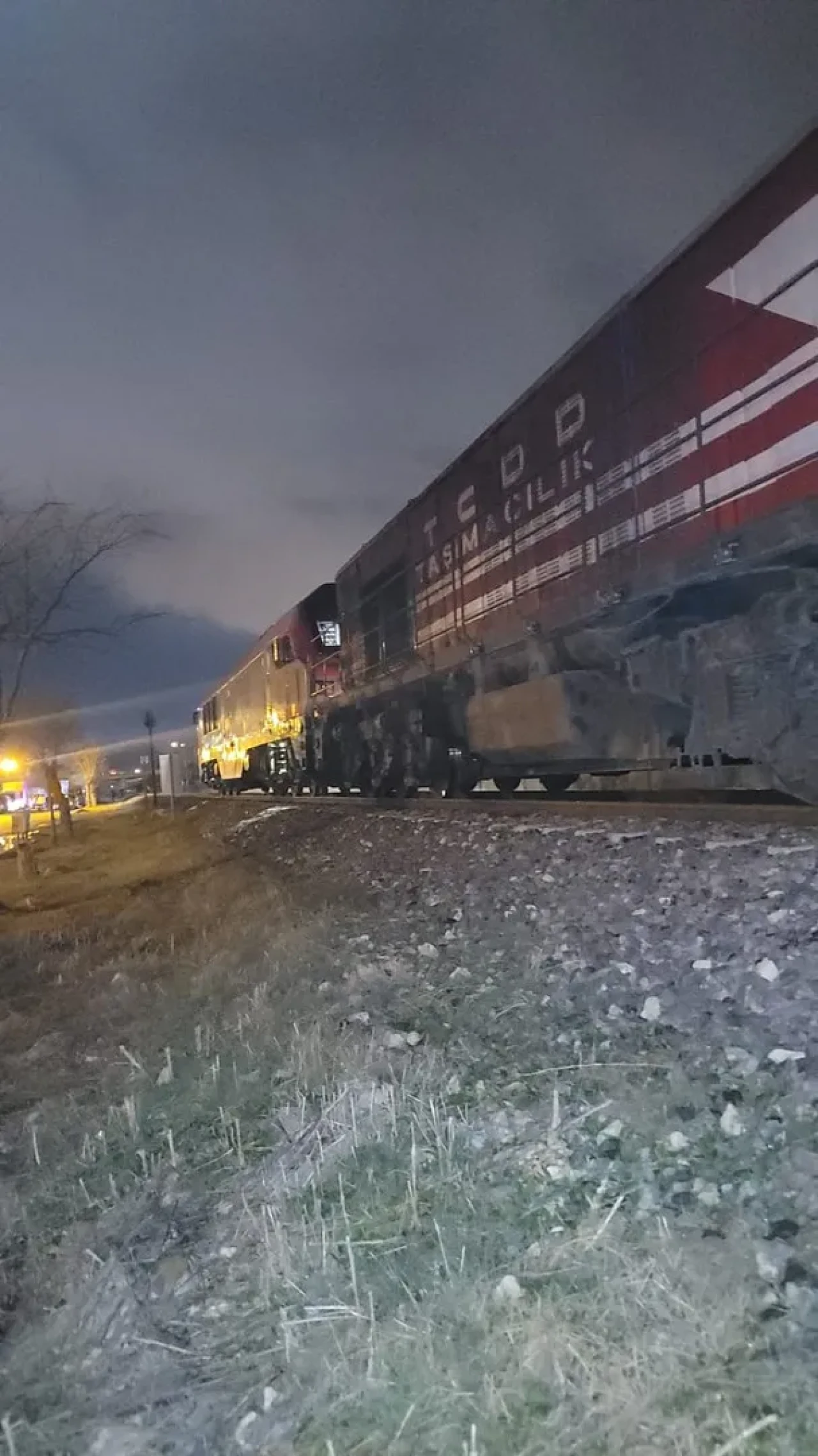 Afyonkarahisar’da raylarda lokomotifin çarptığı 16 yaşındaki genç hayatını kaybetti