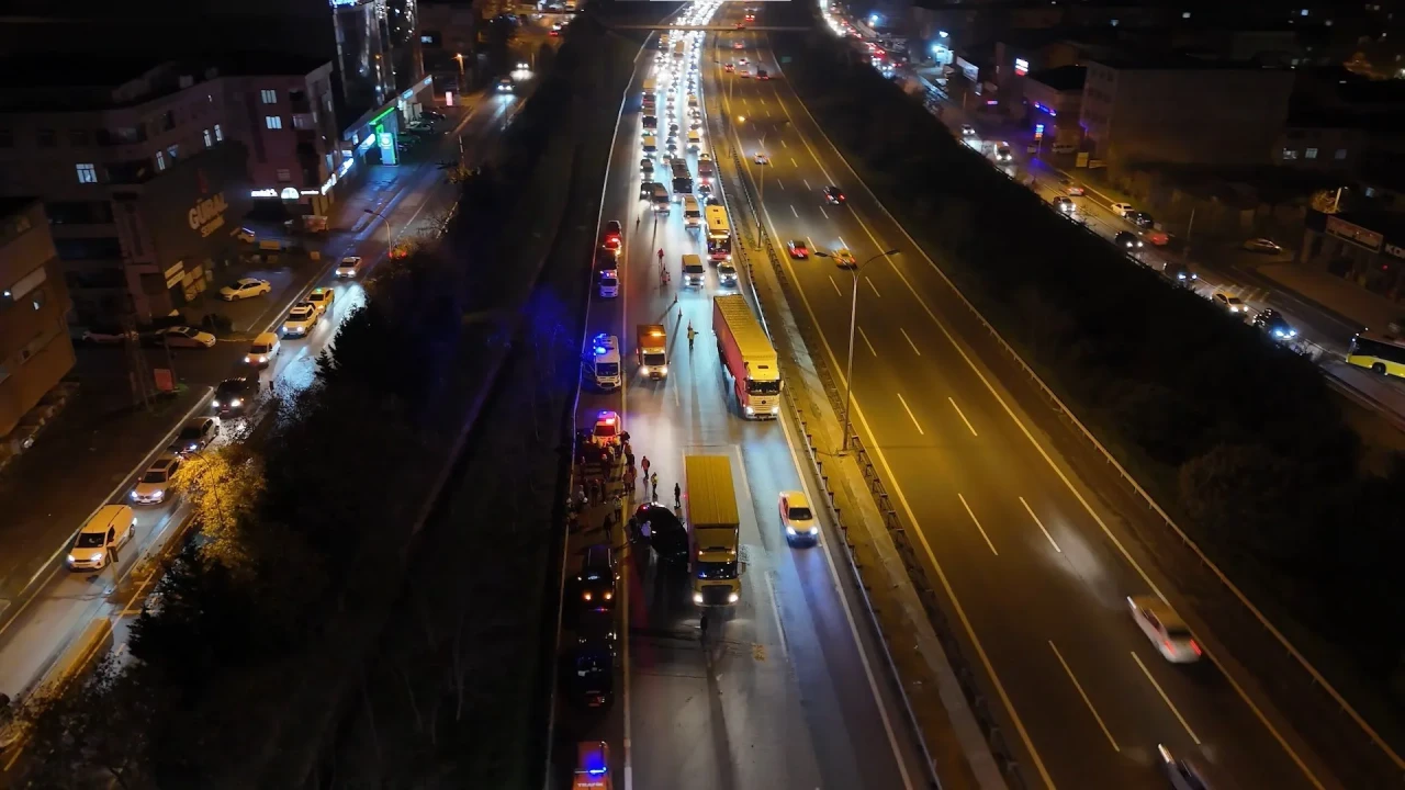 TEM'de kaçan sürücünün neden olduğu zincirleme kazada 2 yaralı