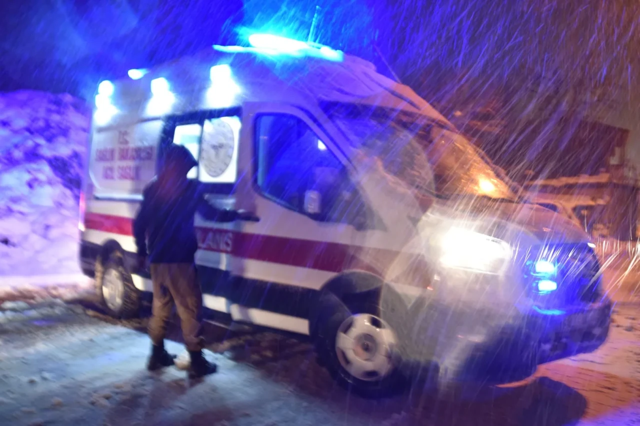 Bitlis'te 7 aylık bebek için ekipler karla mücadele ederek yolu açtı