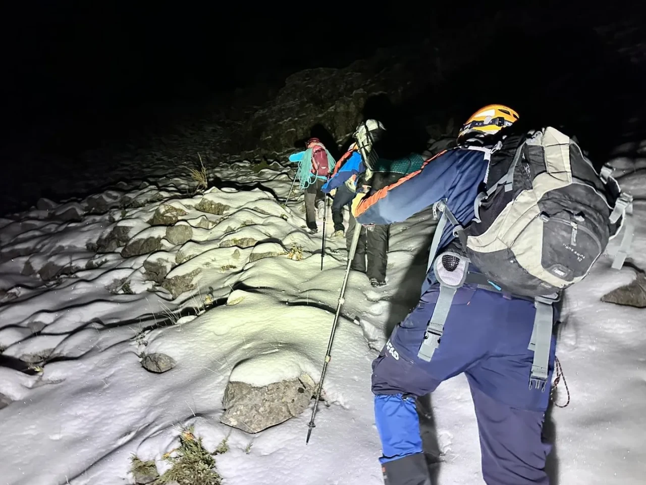 Adana’da karla kaplı dağa tırmanan 3 arkadaş AFAD ve JAK tarafından kurtarıldı