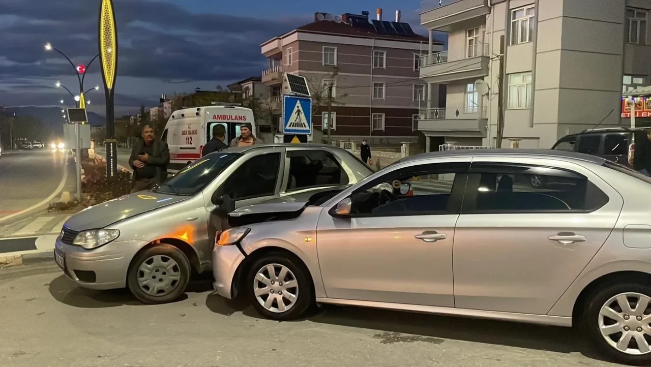 Karaman'da iki otomobilin çarpışması sonucu 6 kişi yaralandı