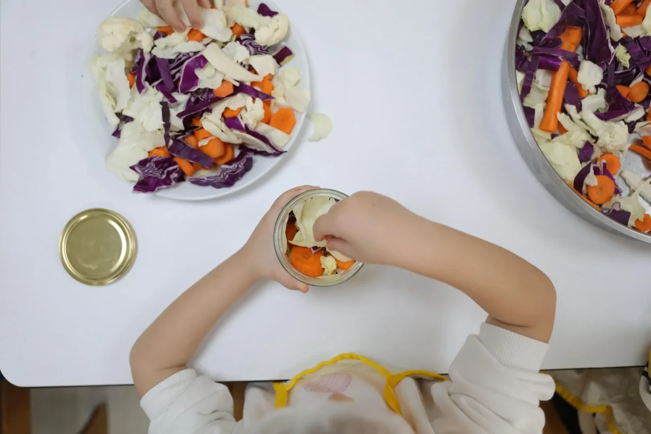 Didim'de minikler eğlenceli etkinlikte kendi turşularını hazırladı